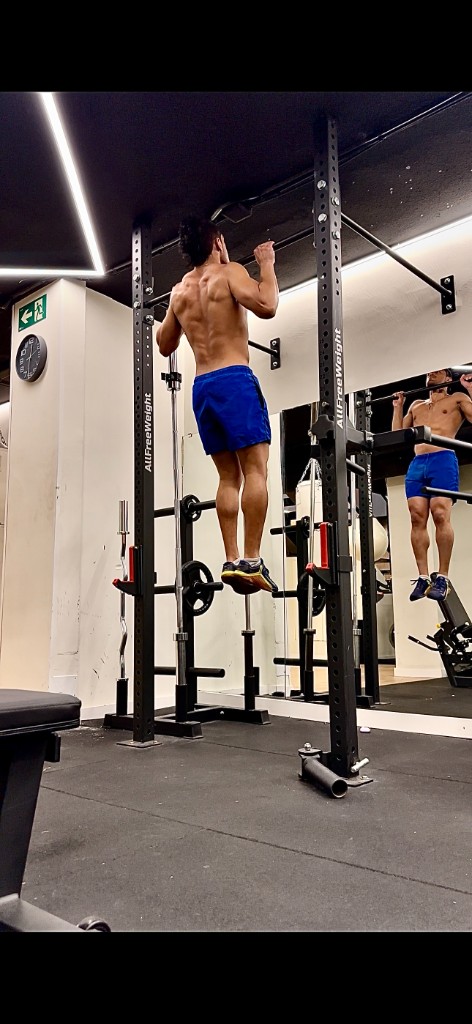 Gaurav Nandipura performing a pull-up in the gym